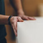 Händer på trä. Foto: Jonas Westling/Svenskt Trä