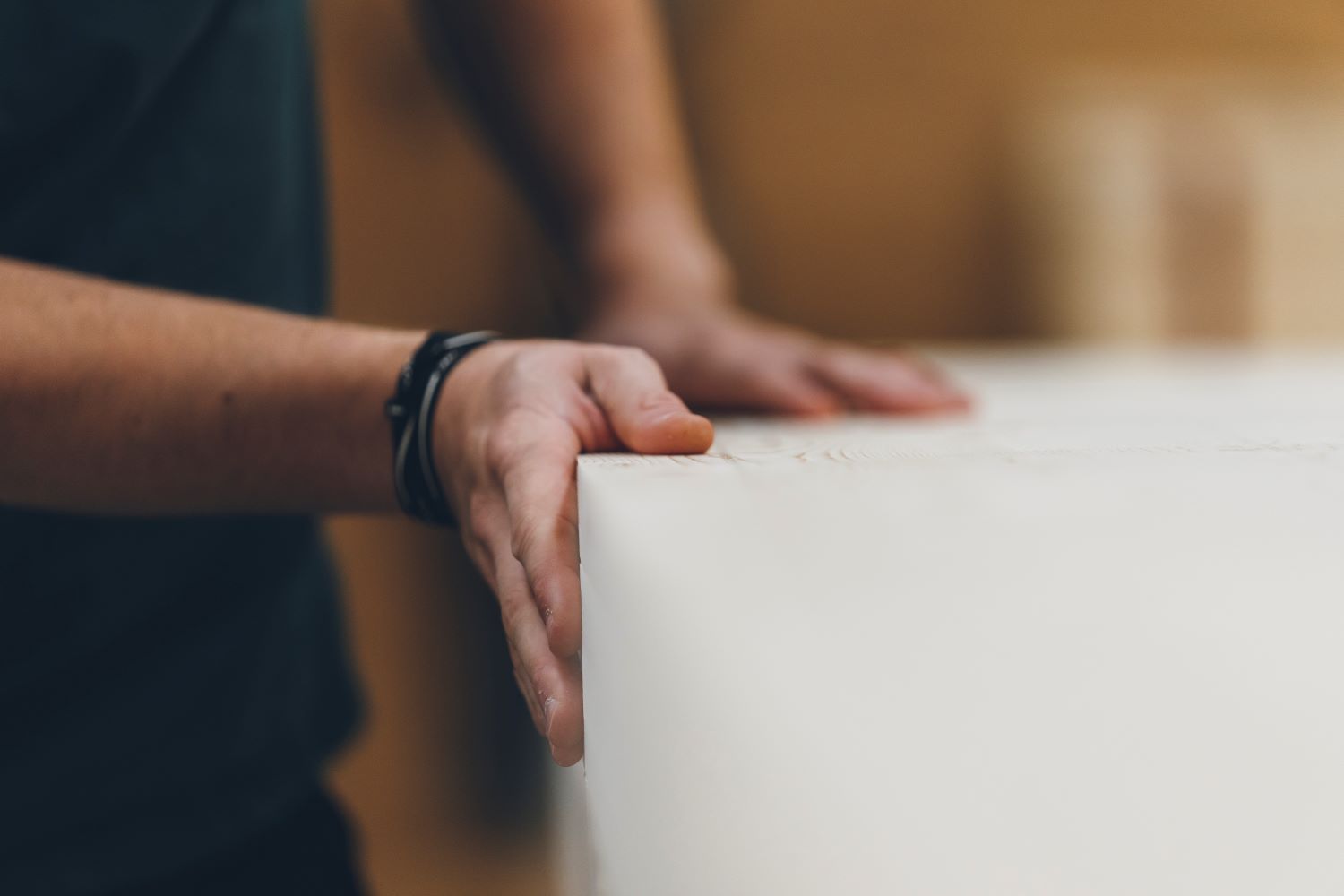 Händer på trä. Foto: Jonas Westling/Svenskt Trä